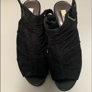 Very cute simply Vera wedges!